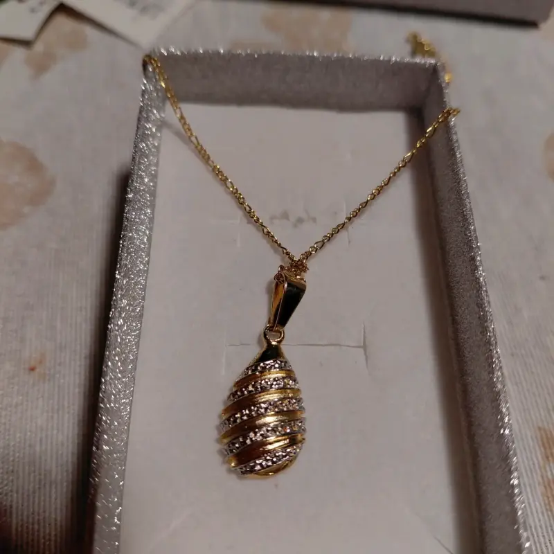 Conjunto de joyería dorada con pendientes y collar - 2