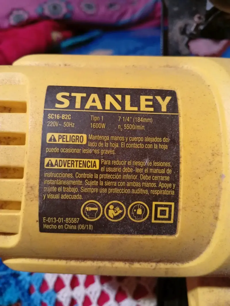 Sierra circular Stanley 1600W 7 1/4 pulgadas - 1