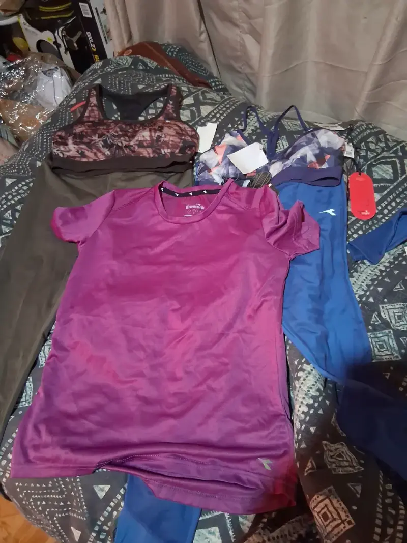 Conjunto de ropa deportiva para mujer con leggings y tops - 1