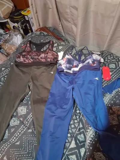 Conjunto de ropa deportiva para mujer con leggings y tops - miniatura 2