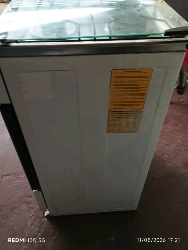 Cocina a gas con horno y cuatro quemadores - 1