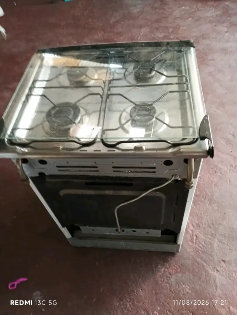 Cocina a gas con horno y cuatro quemadores - 2