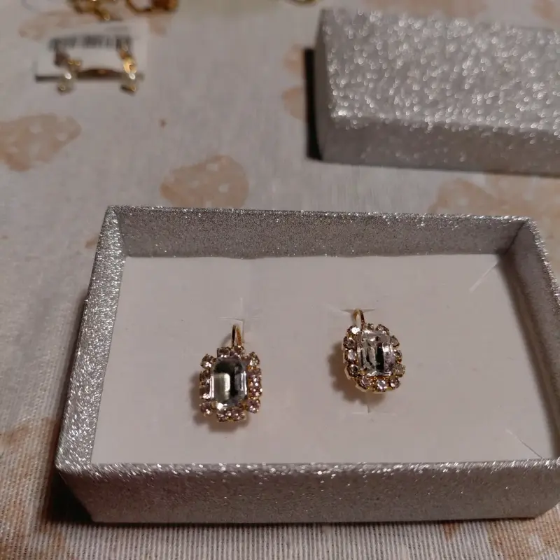 Elegantes aros de oro lamin con piedras brillantes