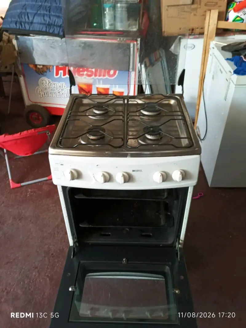 Cocina a gas con horno y cuatro quemadores - 3