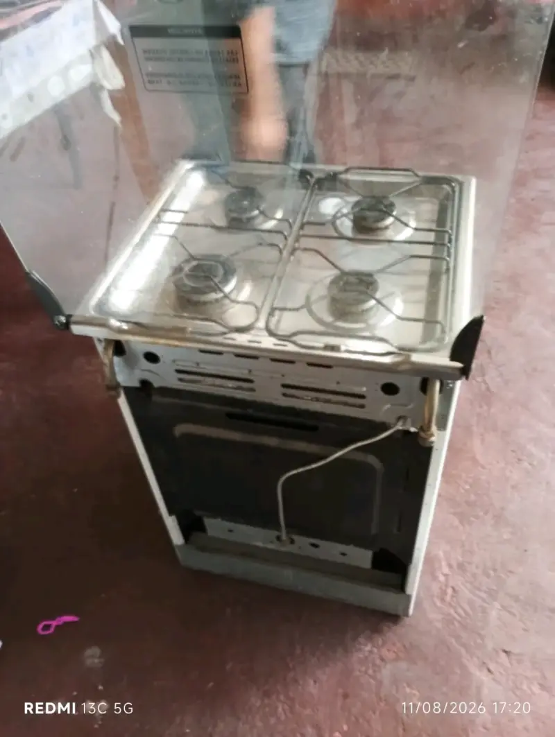 Cocina a gas con horno y cuatro quemadores - 4