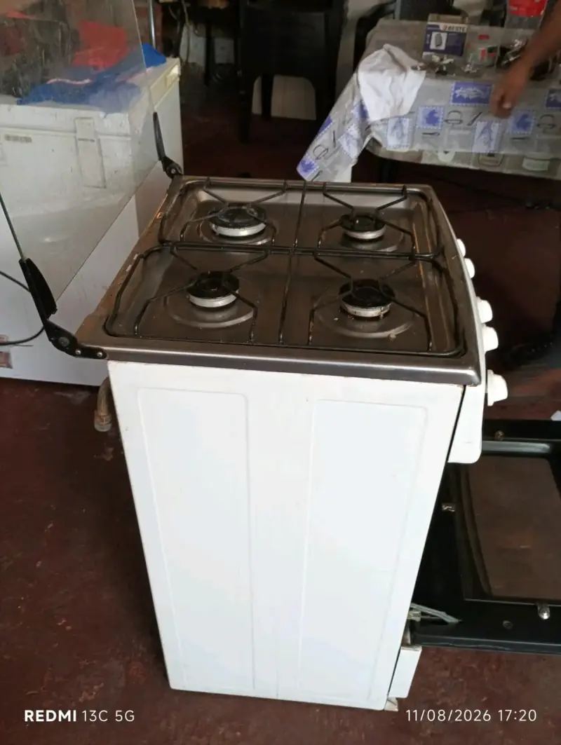 Cocina a gas con horno y cuatro quemadores - 6