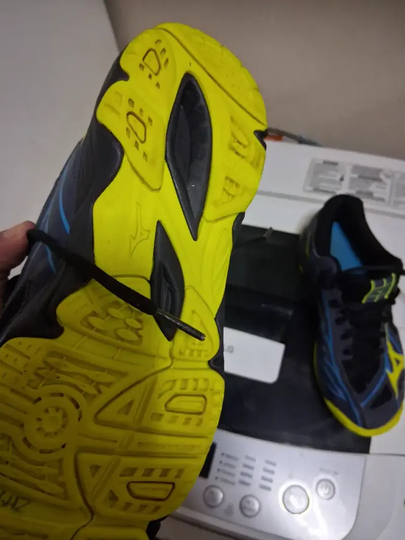 Zapatillas deportivas Mizuno negras y amarillas - 1