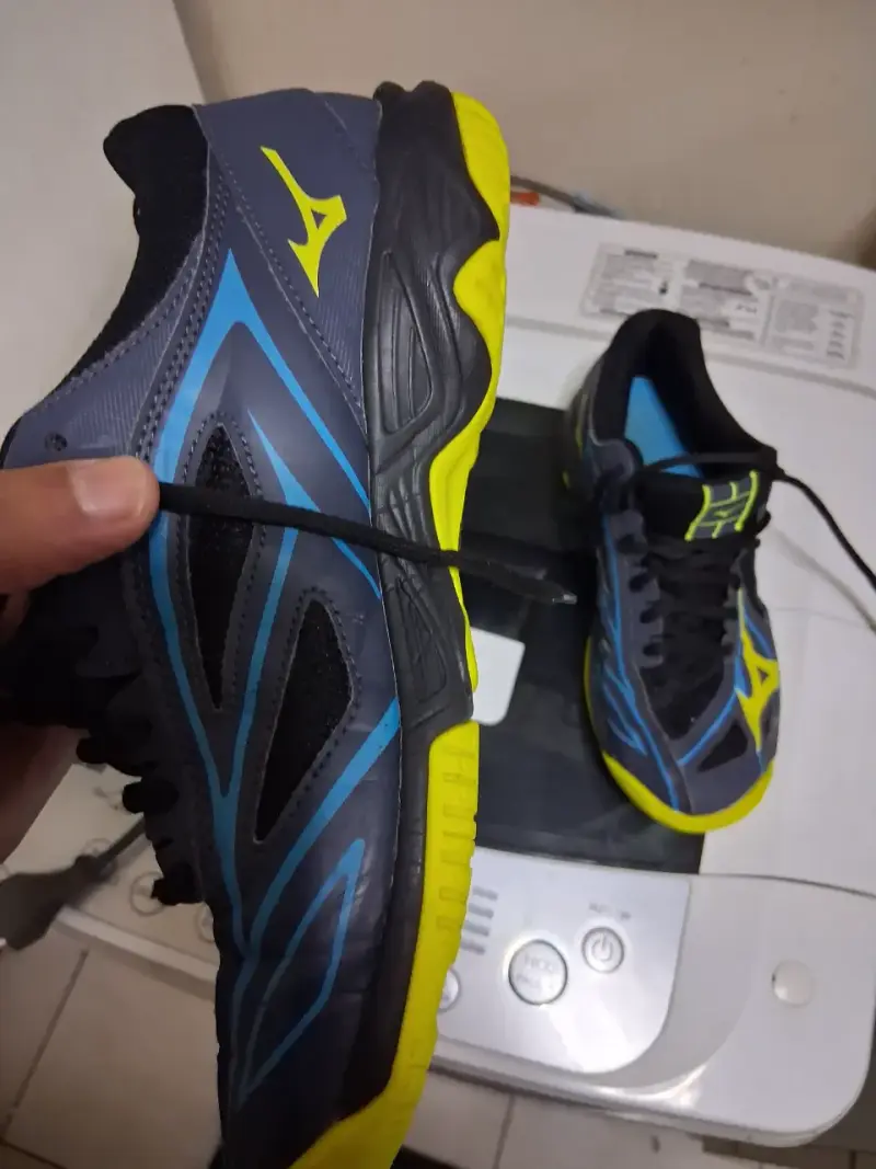 Zapatillas deportivas Mizuno negras y amarillas - 2