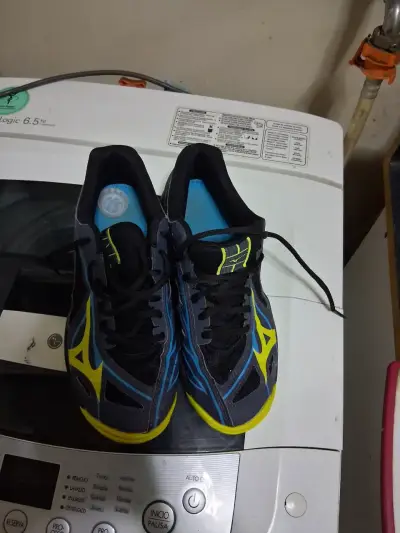 Zapatillas deportivas Mizuno negras y amarillas - miniatura 3