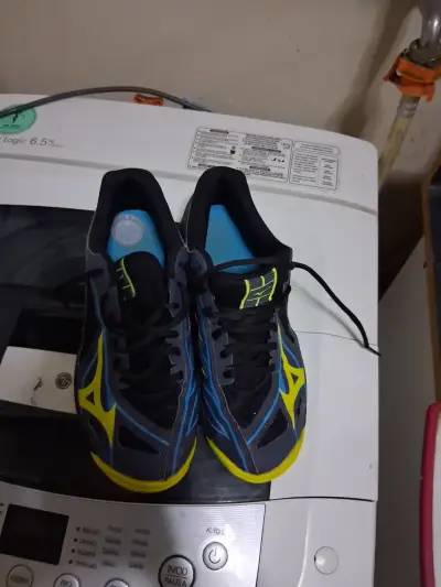 Zapatillas deportivas Mizuno negras y amarillas - miniatura 4