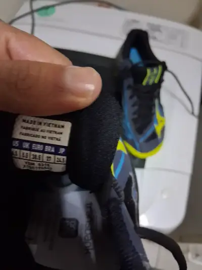 Zapatillas deportivas Mizuno negras y amarillas - miniatura 5