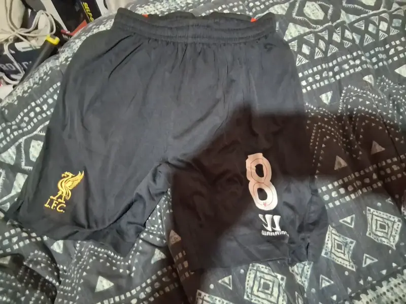 Short deportivo Liverpool FC negro con número 8 - 1
