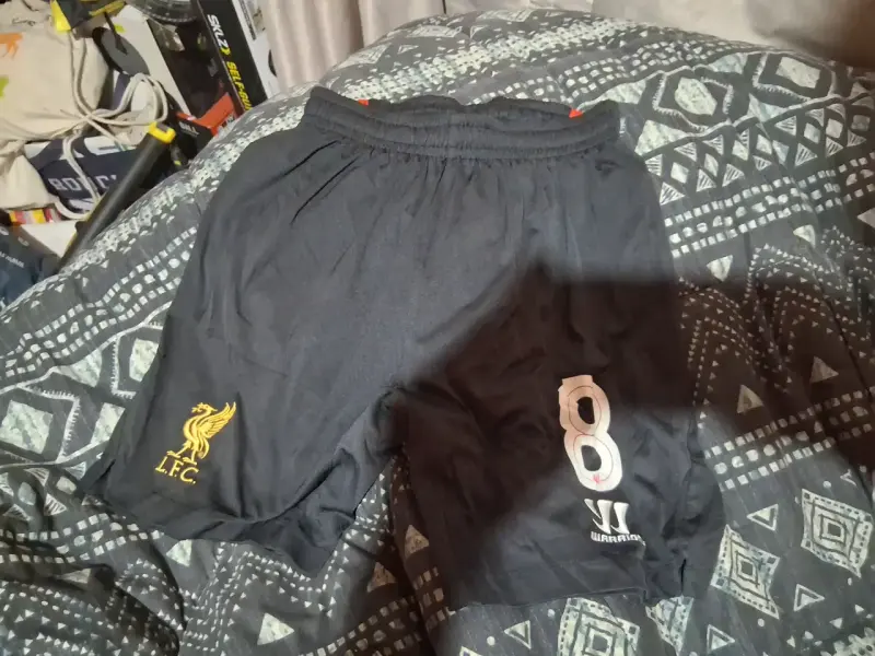 Short deportivo Liverpool FC negro con número 8 - 2