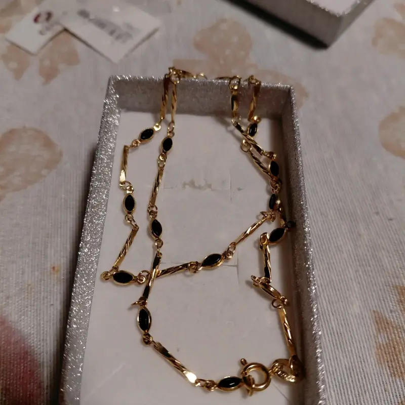 Pulsera de oro laminadcon detalles negros elegante