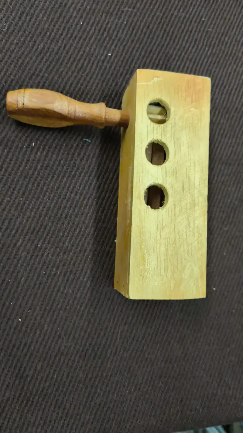 Matraca de madera artesanal