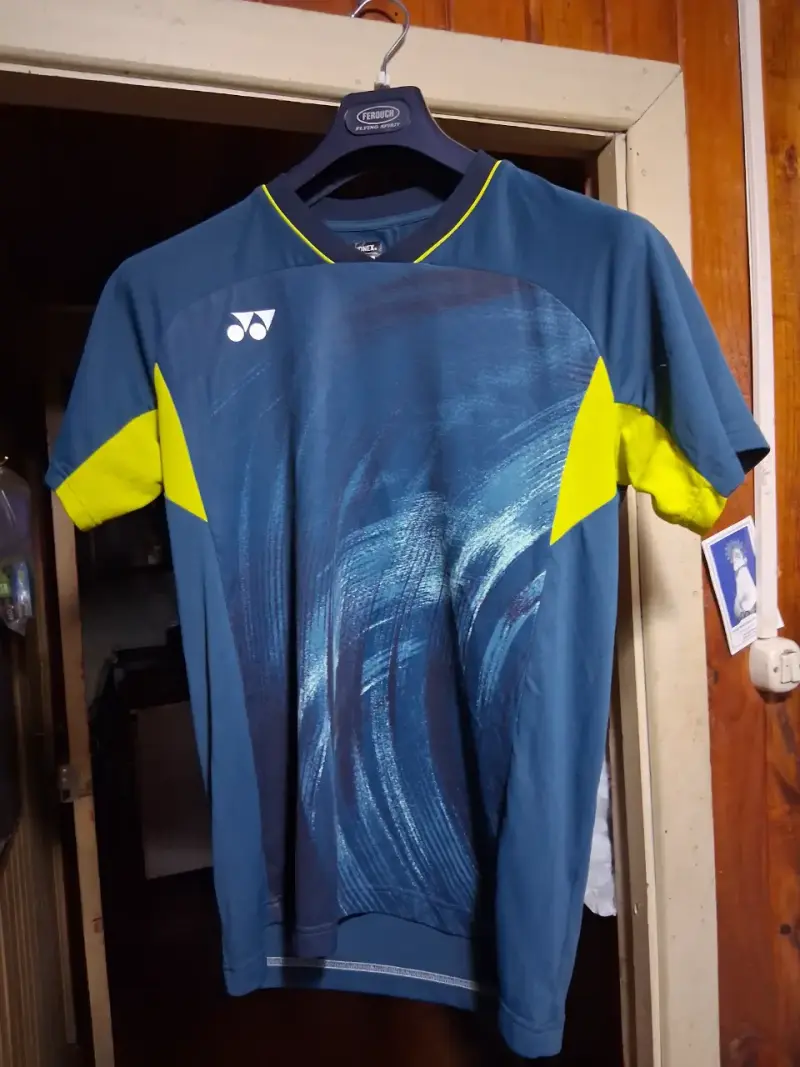 Polera Deportiva Yonex Azul con Detalles Amarillos - 2