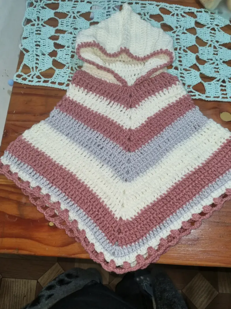 Poncho tejido a crochet para bebé con capucha