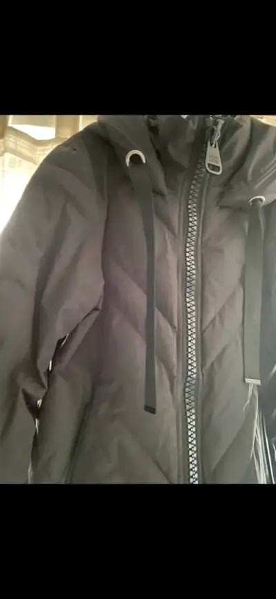 Parca impermeable negra talla M en buen estado - miniatura 2