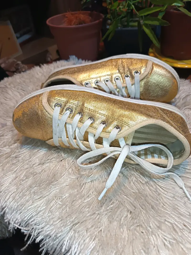 Zapatillas doradas casuales con cordones - 1