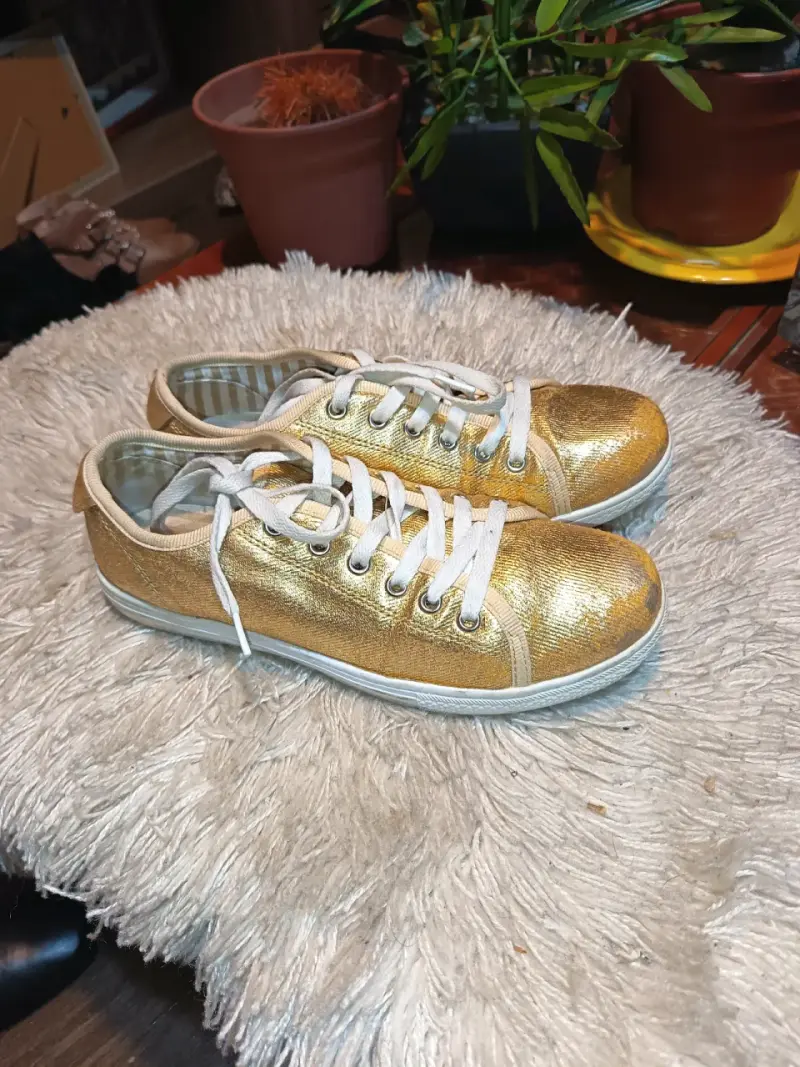 Zapatillas doradas casuales con cordones - 3
