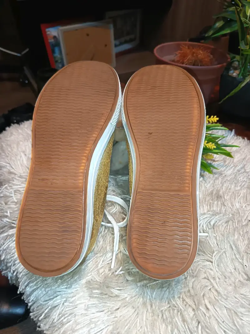 Zapatillas doradas casuales con cordones - 6