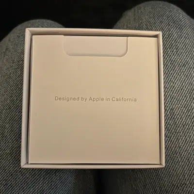Audífonos inalámbricos Apple AirPods con estuche - miniatura 2