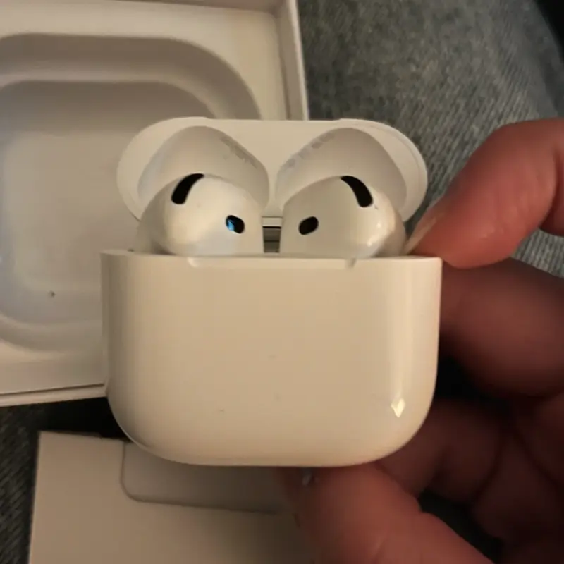 Audífonos inalámbricos Apple AirPods con estuche - 3