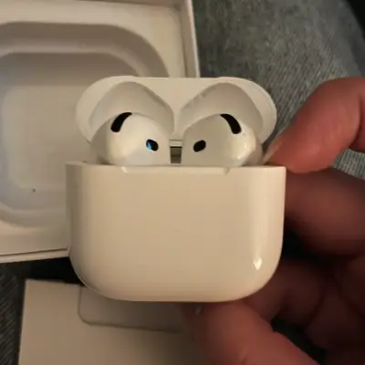 Audífonos inalámbricos Apple AirPods con estuche - miniatura 3