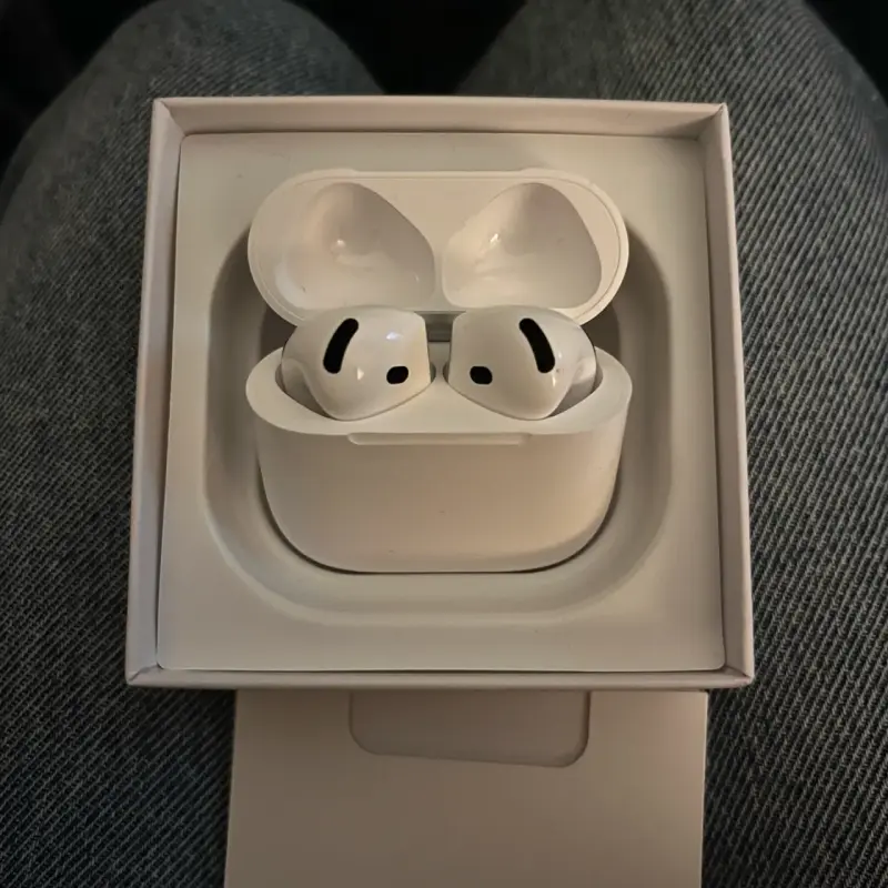 Audífonos inalámbricos Apple AirPods con estuche - 4