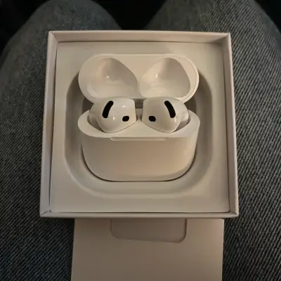 Audífonos inalámbricos Apple AirPods con estuche - miniatura 4