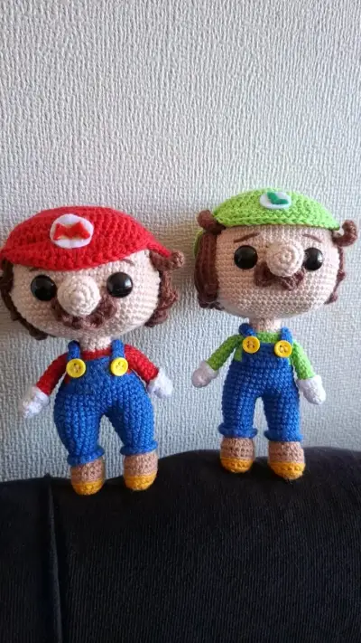 Muñeco amigurumi de Mario tejido a mano - miniatura 3
