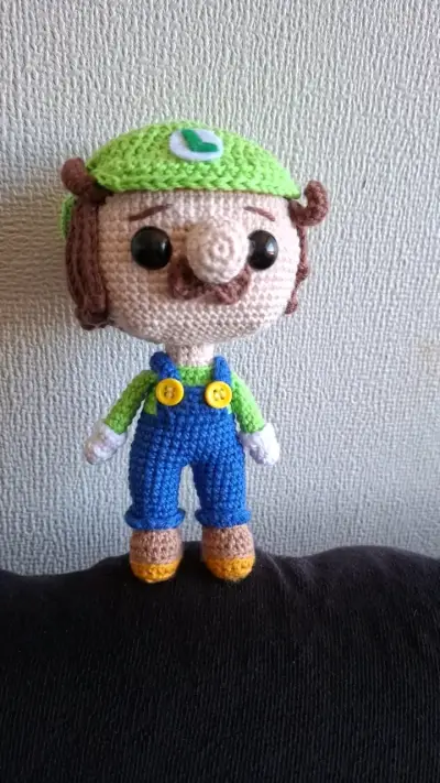 Muñeco amigurumi de Mario tejido a mano - miniatura 4