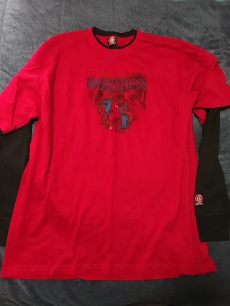 Polera roja West Coast Choppers con diseño de moto