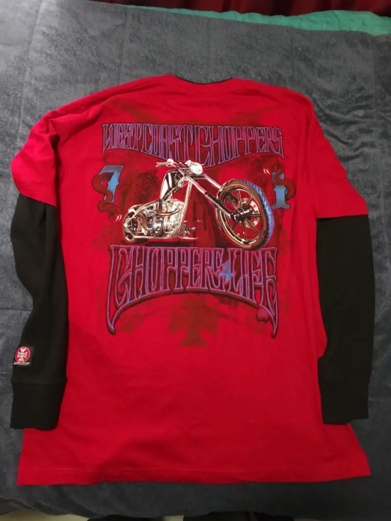 Polera roja West Coast Choppers con diseño de moto - 2