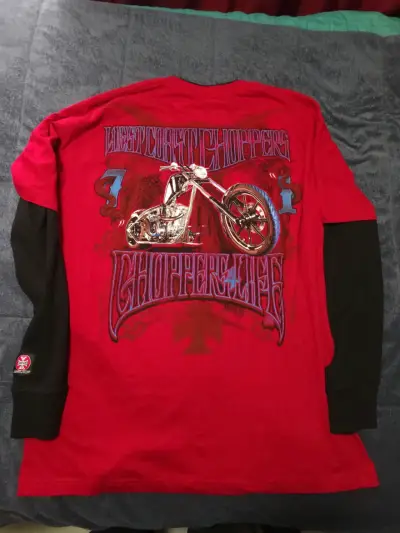 Polera roja West Coast Choppers con diseño de moto - miniatura 2