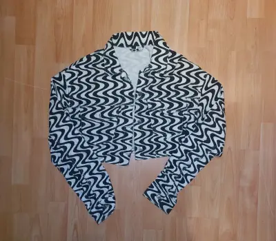 Chaqueta corta con diseño en zigzag blanco y negro - miniatura 1
