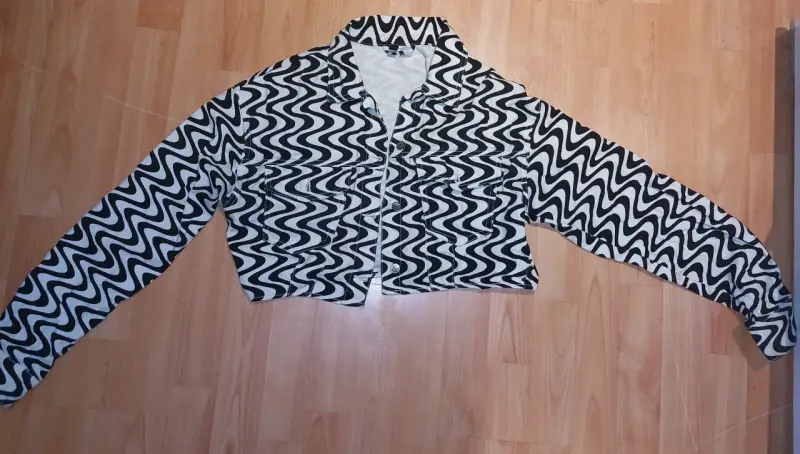Chaqueta corta con diseño en zigzag blanco y negro - 2
