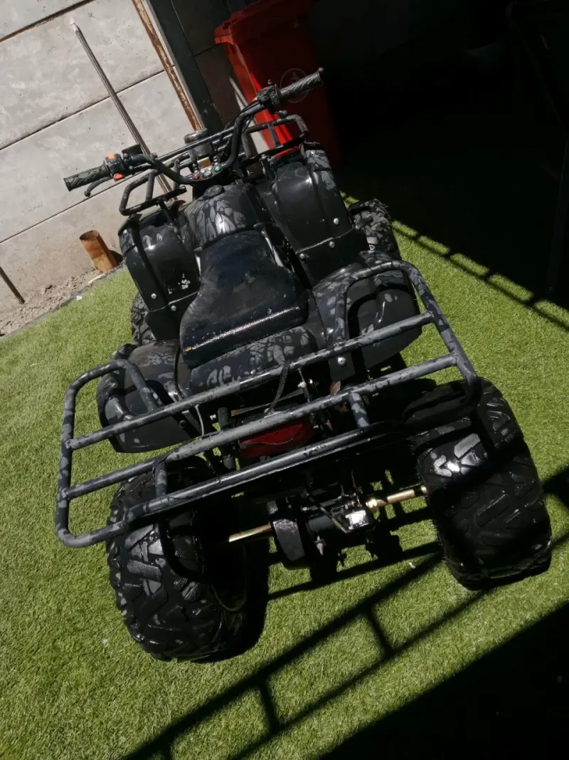 Cuatrimoto ATV negra para todo terreno - 1