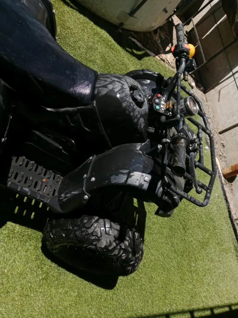 Cuatrimoto ATV negra para todo terreno - 2