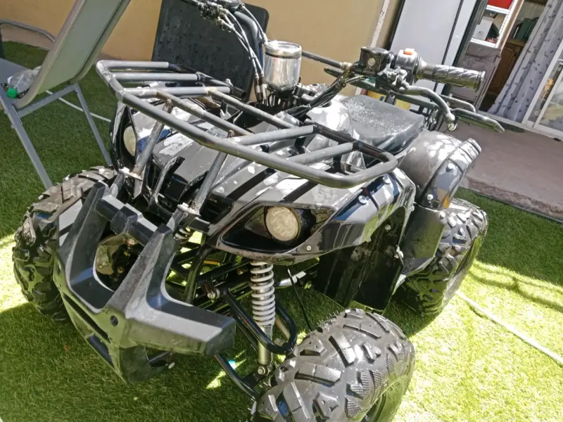 Cuatrimoto ATV negra para todo terreno - 3