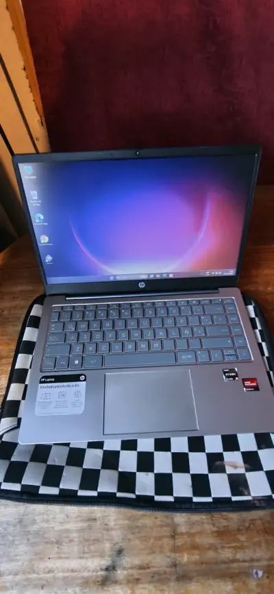Laptop HP con AMD Ryzen 5 y 8GB RAM - miniatura 1