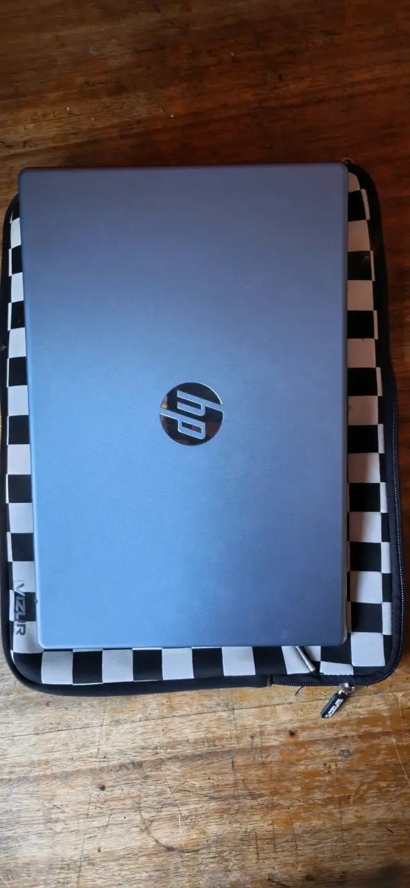 Laptop HP con AMD Ryzen 5 y 8GB RAM - 2