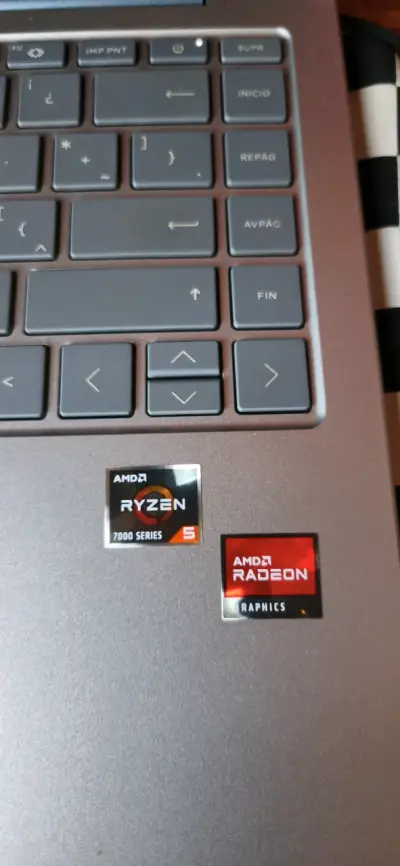 Laptop HP con AMD Ryzen 5 y 8GB RAM - miniatura 3