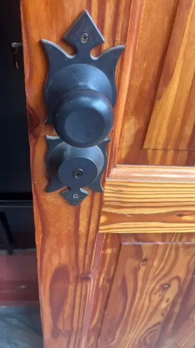 Puerta de madera maciza con cerradura odis - miniatura 2