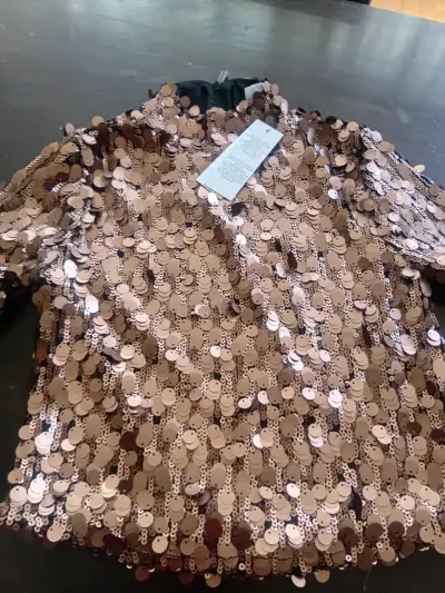 Blusa de lentejuelas doradas para fiesta - miniatura 2
