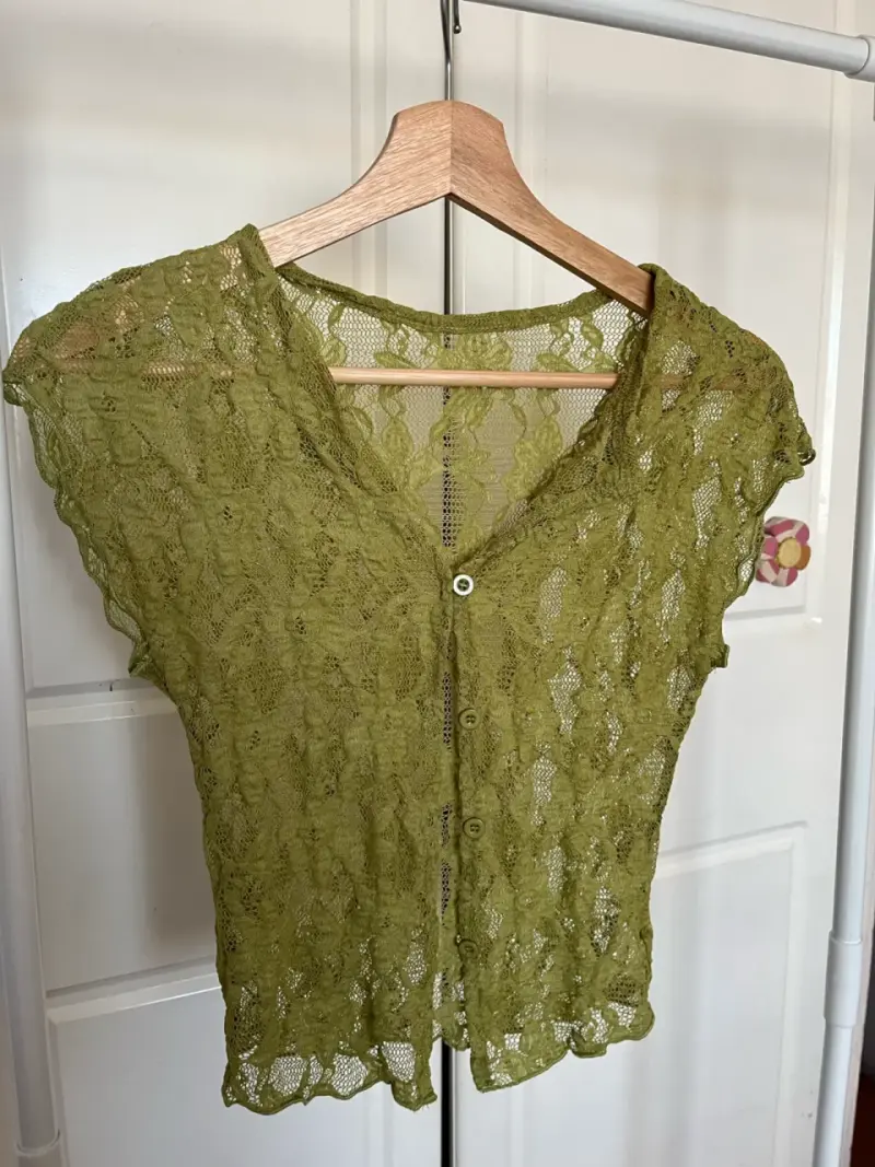 Blusa de encaje verde oliva para mujer