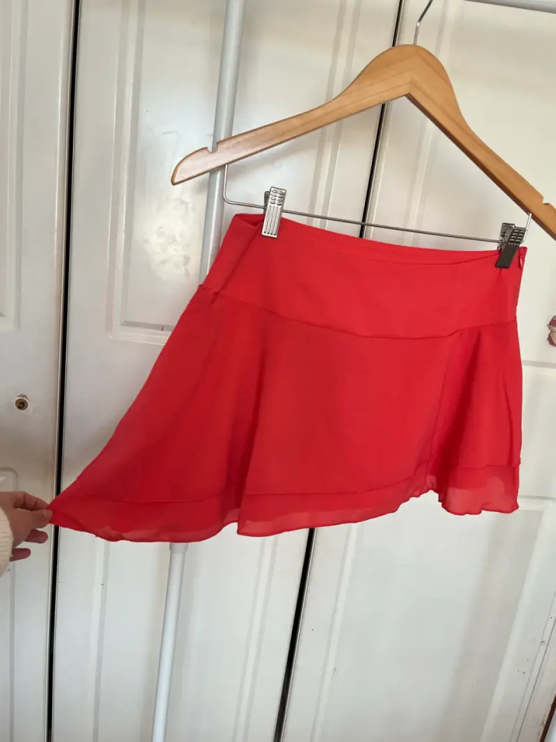 Falda corta roja de gasa para mujer - 1