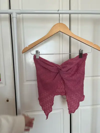 Top estilo bandeau en blanco y rosa - miniatura 2