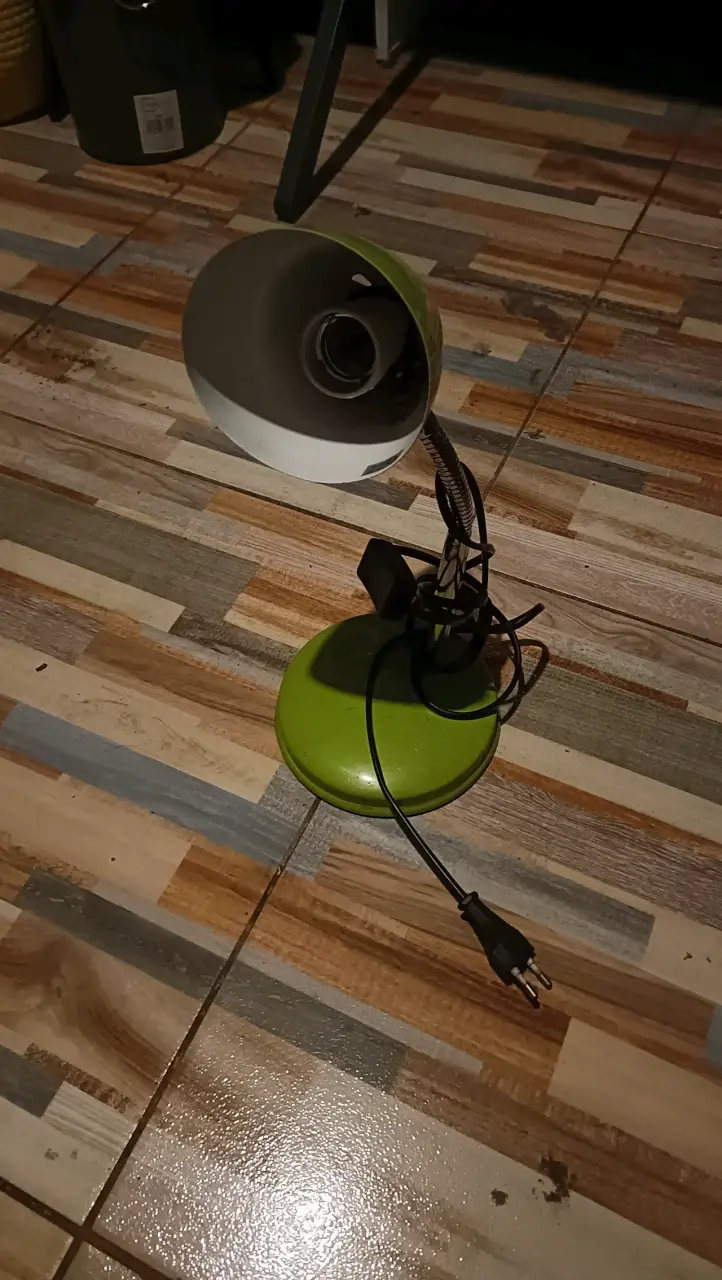 Lámpara de escritorio verde con base ajustable