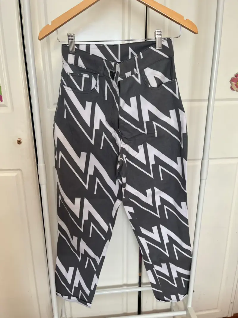 Pantalones estampados zigzag blanco y negro